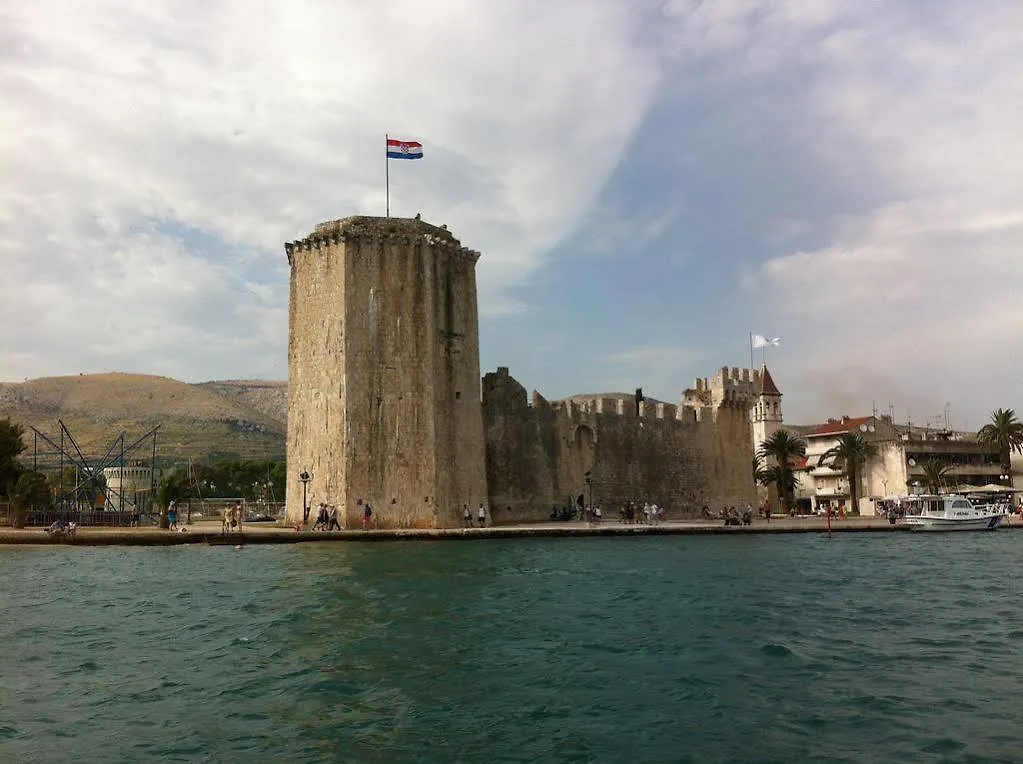 Apartments Lea Trogir 0*,
